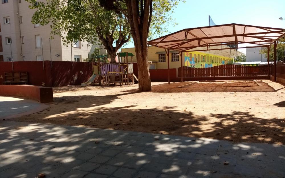 Anivellament i manteniment del sauló als patis de l'aulari i la Suïssa de l'escola Pérez Sala
