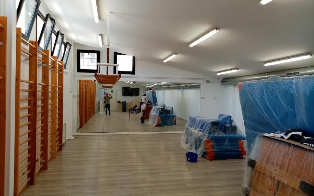 Pintura de l'interior del gimnàs de l'escola Pérez Sala