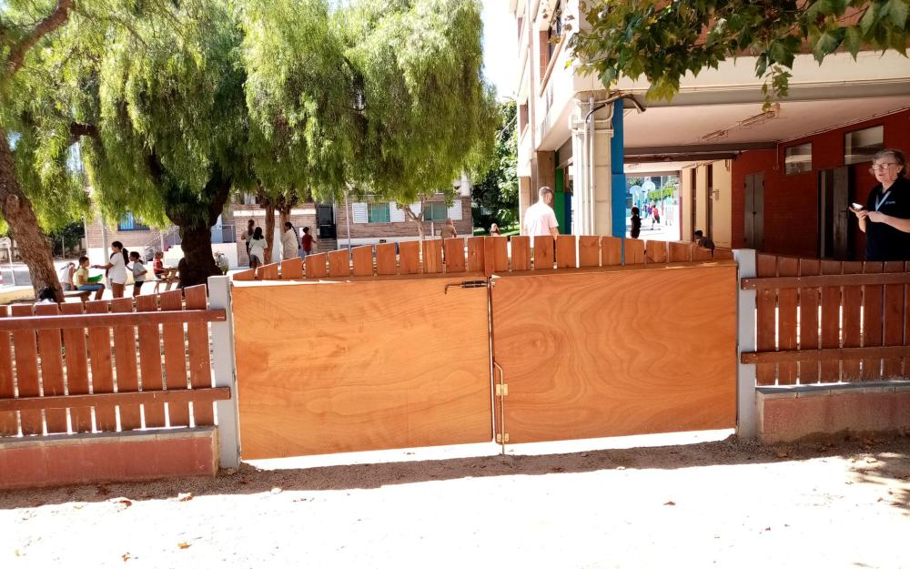 Col·locació porta d'accés de vehicles al pati de la Suïssa de l'escola Pérez Sala