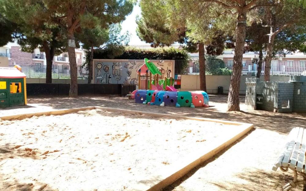 Treballs de manteniment al sauló dels patis de l'escola Vaixell Burriac