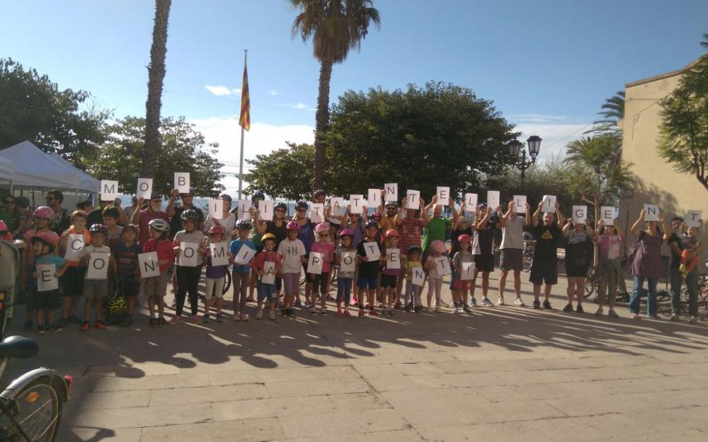 Participants amb el lema pedalada 2016