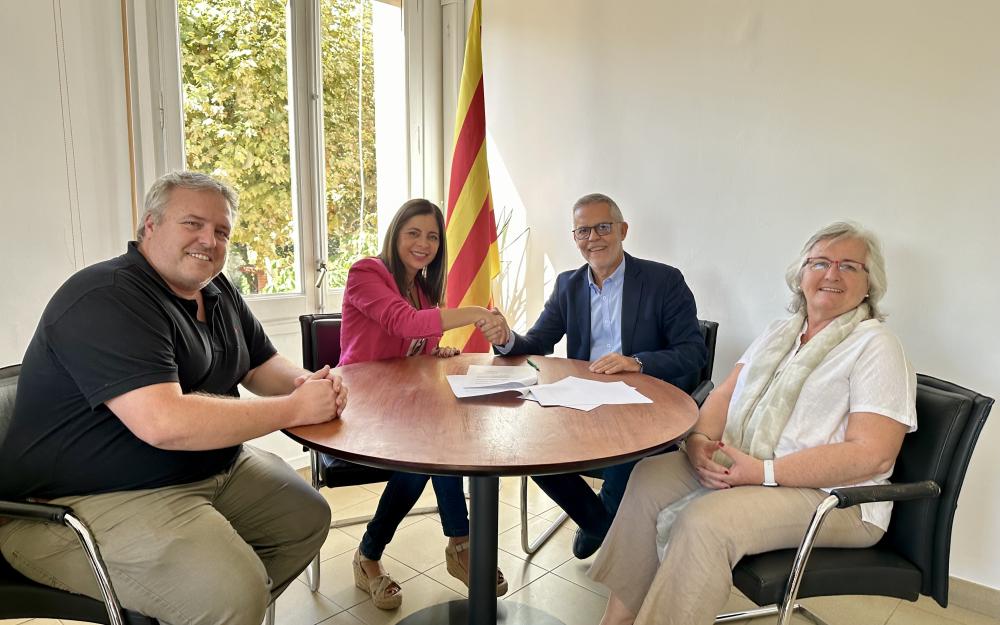 El regidor de Participació Ciutadana, Gerard Grau, i l'alcaldessa, Laura Martínez, amb els representants de l'entitat gOvi