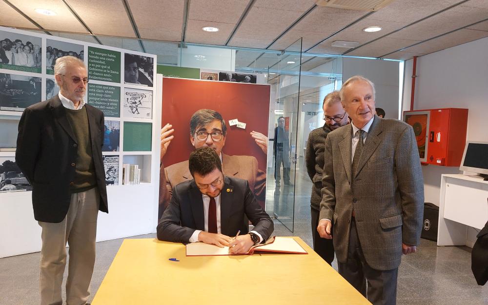Pere Aragonès va signar el llibre d'honor de la Fundació Ernest Lluch