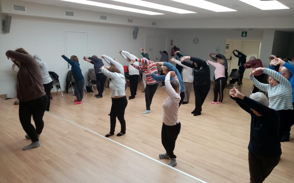Activitat de txi-kung dins el programa municipal per a la gent gran