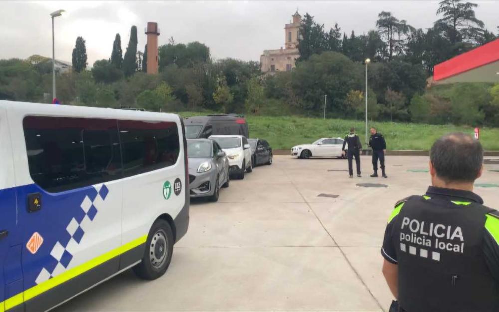 Agents Policia Local de camí als municipis afectats per la DANA