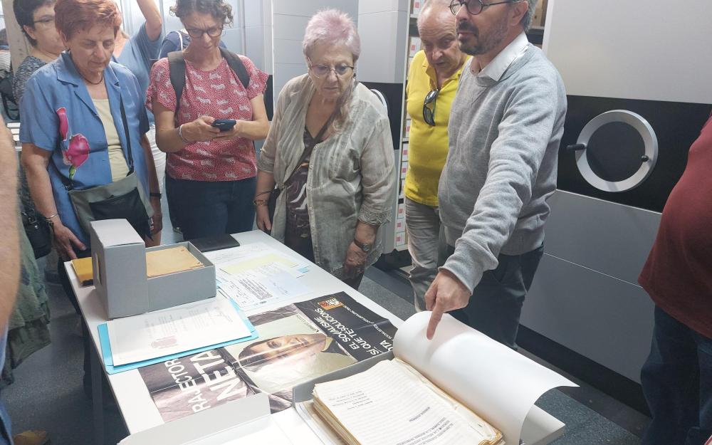 El director de la Fundació Ernest Lluch, Ferriol Sòria, mostra documents destacats de l'Arxiu de l'Ernest Lluch