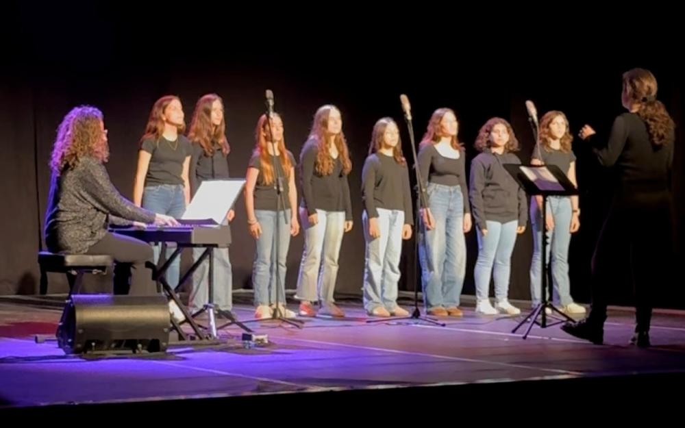 Actuació del Cor Aoke de l'Aula de Música.