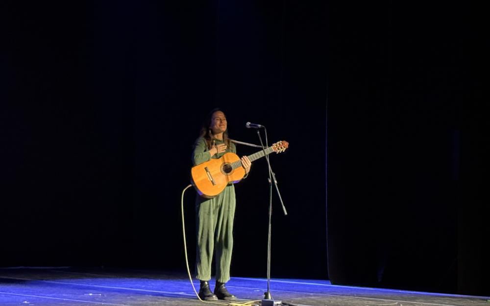 Actuació de Judit Neddermann, cantant "Vinc d'un poble", 