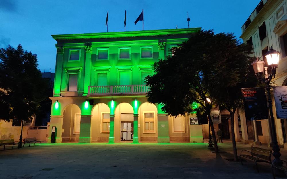 Façana de l'Ajuntament il·luminada de color verd