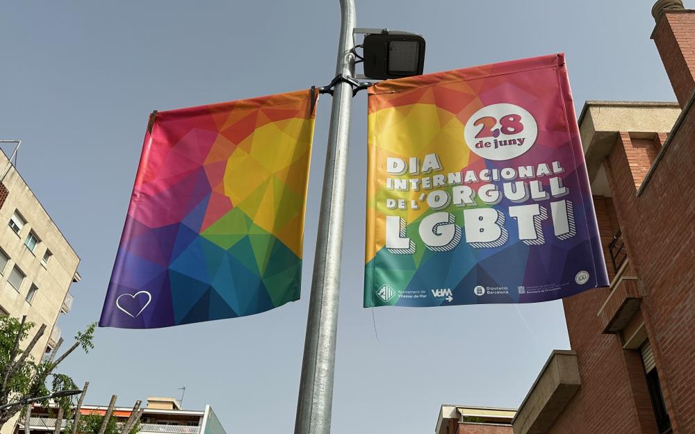 Banderoles per visibilitzar el Dia Internacional de l'Orgull LGBTI