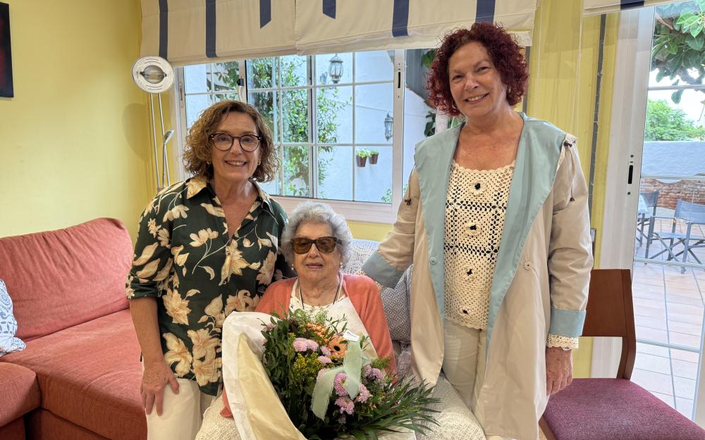 L'alcaldessa, Elena López, i la regidora de Gent Gran, Virginia Gérez, amb la Blanca Antem a casa seva. 