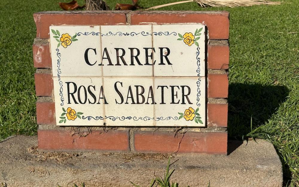 Placa del carrer Rosa Sabater