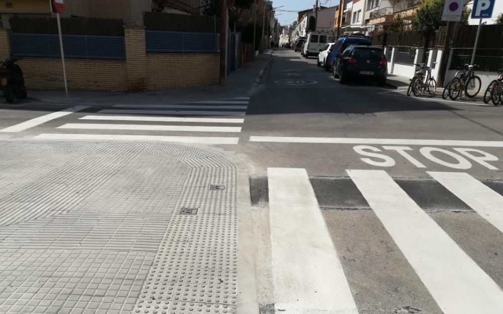 Noves cruïlles accessibles al carrer Santa Coloma