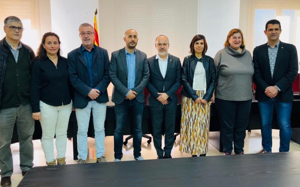 El conseller de Drets Socials, Carles Campuzano, amb l'alcalde de Vilassar de Mar i diversos regidors