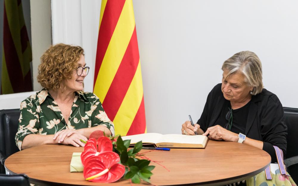 Cabré signa el llibre d'honor de l'Ajuntament