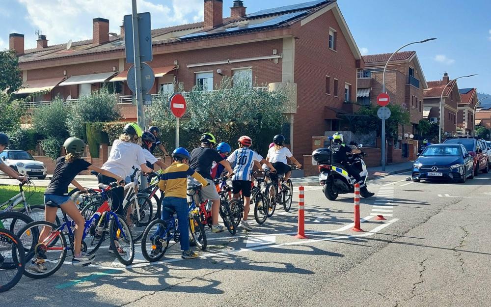 Sessió d'educació viària de la Policia Local a l'alumnat de sisè de l'Escola del Mar