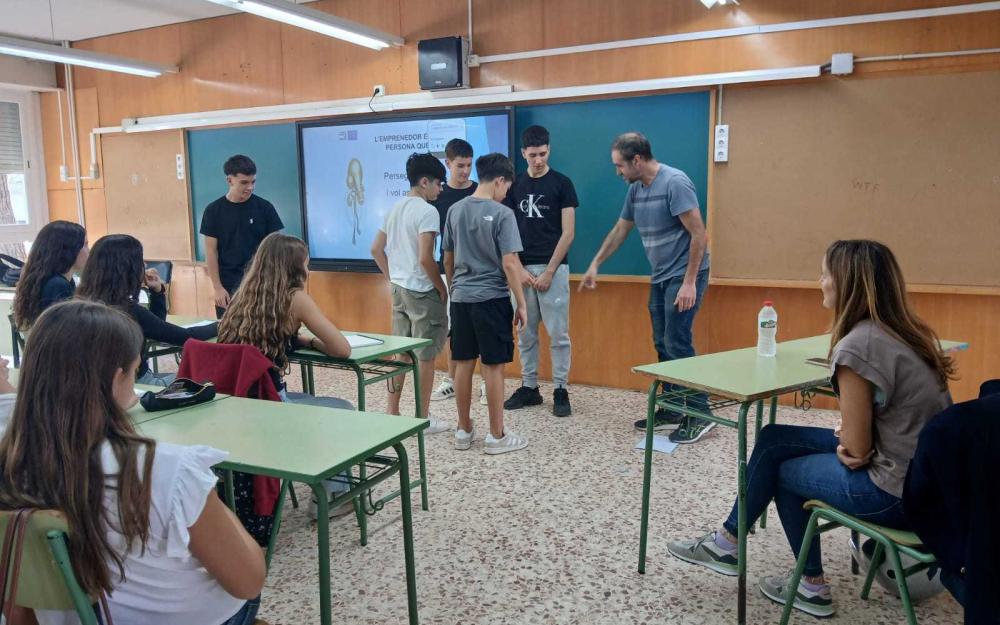 La regidora d'Educació, en un dels tallers d'emprenedoria