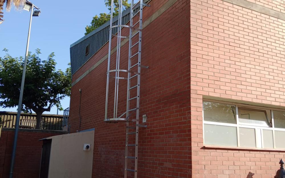 Instal·lació d'una escala fixa per facilitar el manteniment de la coberta a l'Escola del Mar