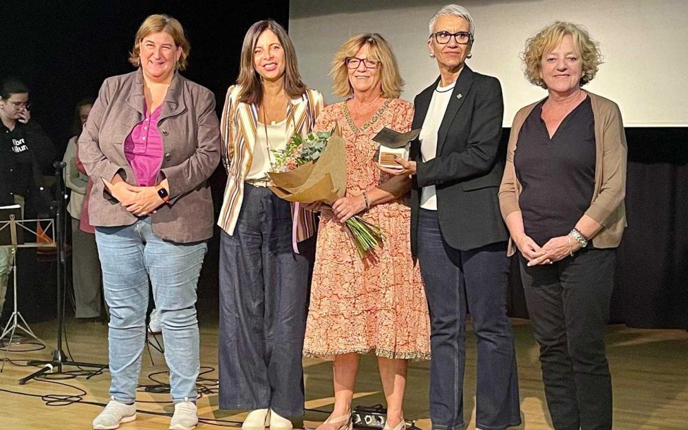 L'homenatjada Lali Ribera, acompanyada per les autoritats del Consell Comarcal i de l'Ajuntament de Vilassar de Mar