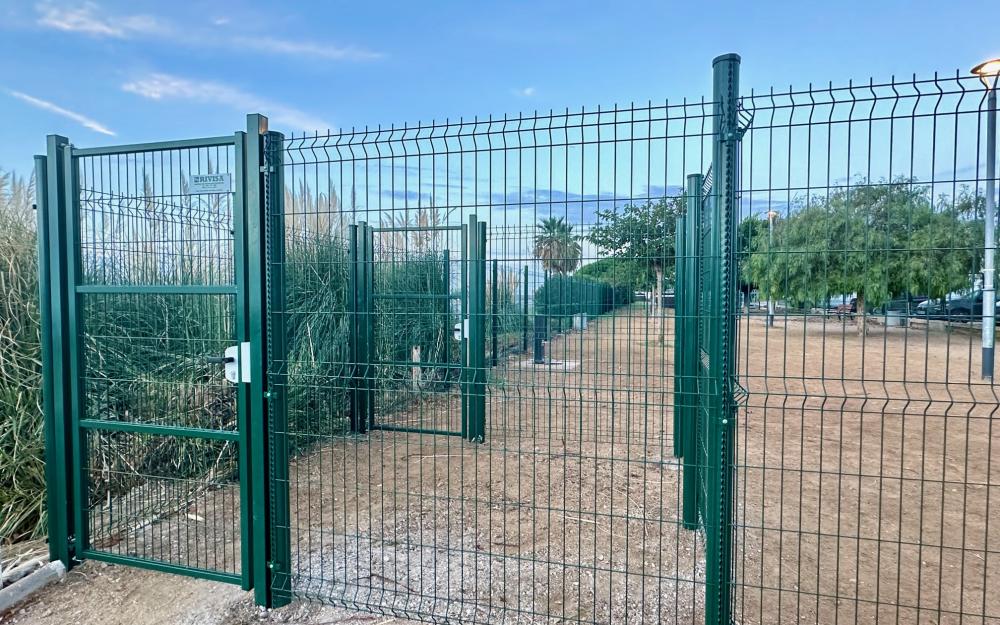 Doble porta d'accés a l'espai d'esbarjo per a gossos de l'N-II