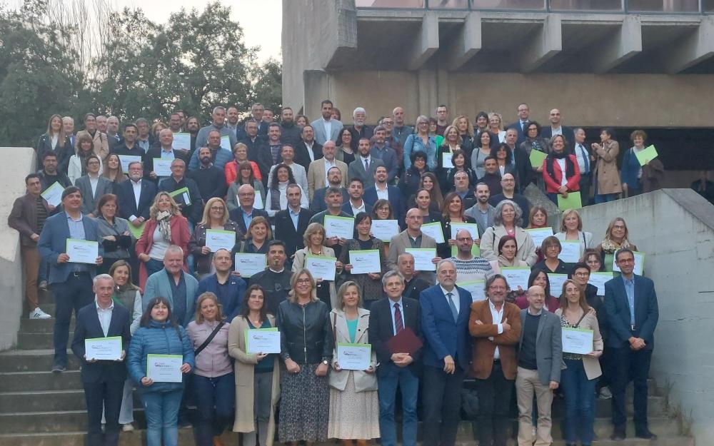 Foto de família de les institucions guardonades amb el Segell Infoparticipa 2022