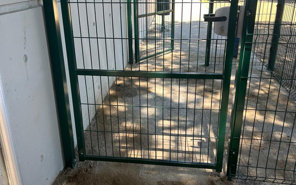 Doble porta en l'accés a l'espai d'esbarjo per a gossos de l'av. Eduard Ferrés