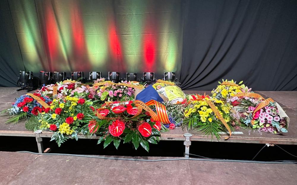 Ofrenes florals a la senyera de la plaça de l'Ajuntament