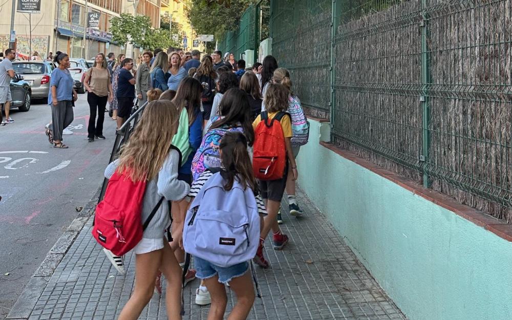 Primer dia del curs escolar 2024-2025 a l'entrada de l'escola Pérez Sala