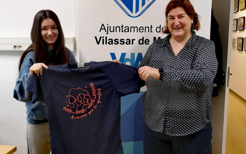 La regidora Marta Rovira lliura la samarreta de la Caminada de la Dona a la guanyadora del concurs per al seu disseny