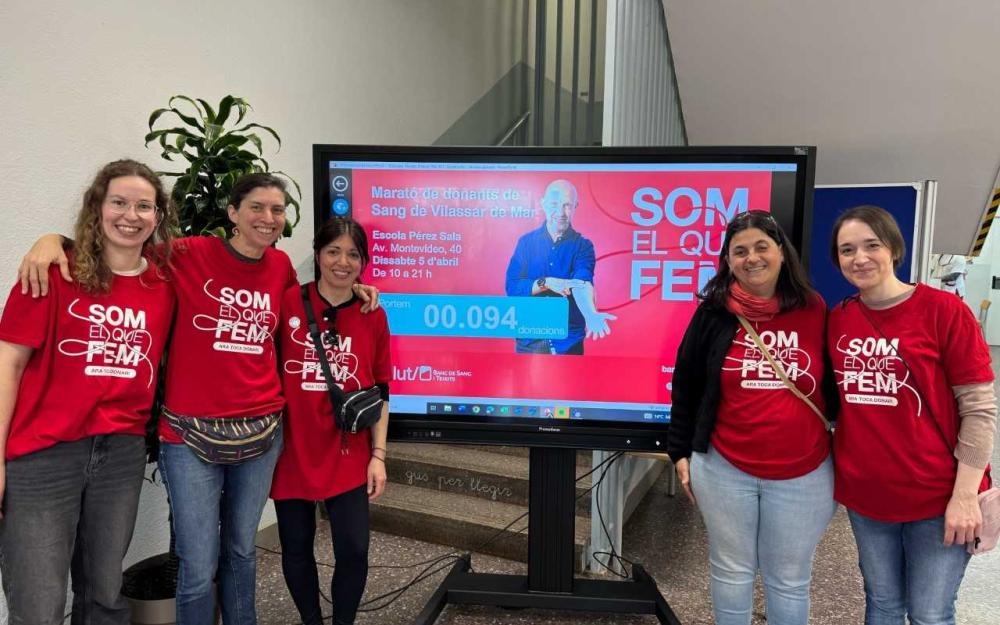Un moment de l'actualització del marcador de la Marató de Sang amb membres d'entitats col·laboradores 