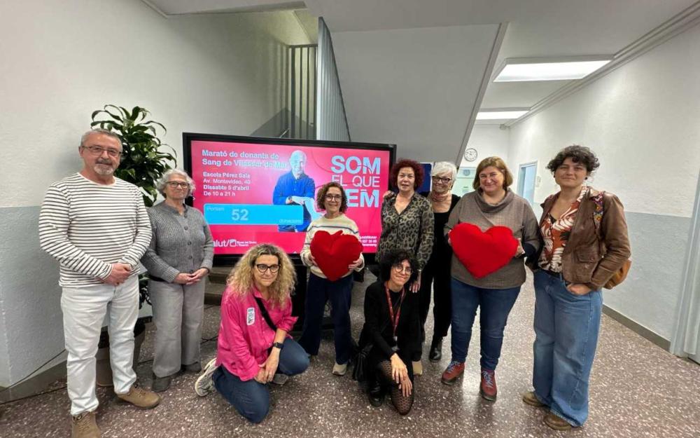 Un moment de l'actualització del marcador de la Marató de Sang amb membres del govern municipal i del Banc de Sang i Teixits