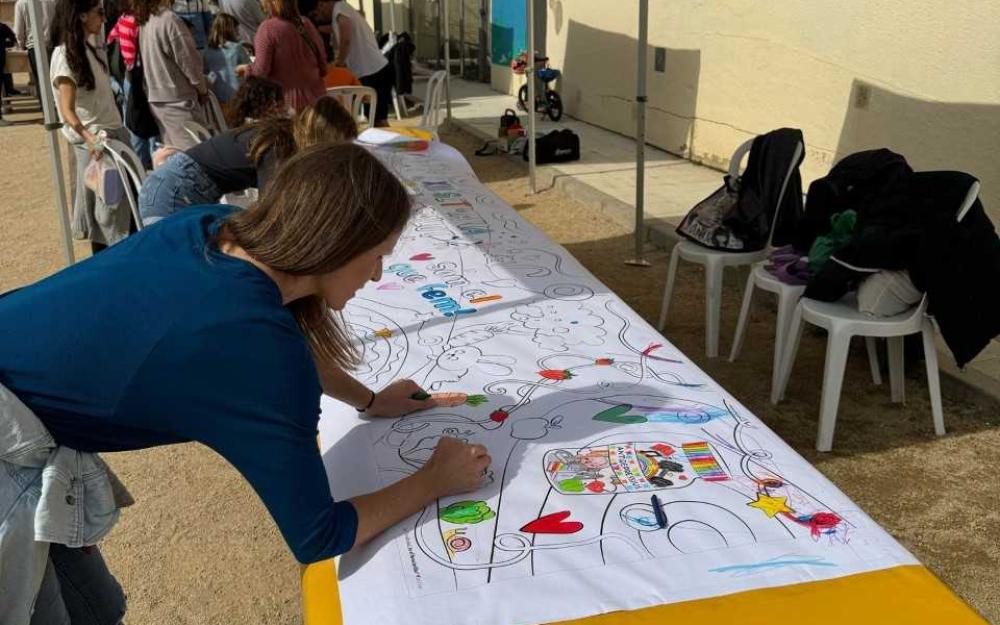 Pintada d'un mural amb el lema "Som el que fem"