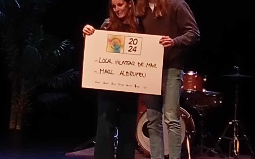 La regidora de Joventut amb el guanyador del premi local de Vilassar de Mar