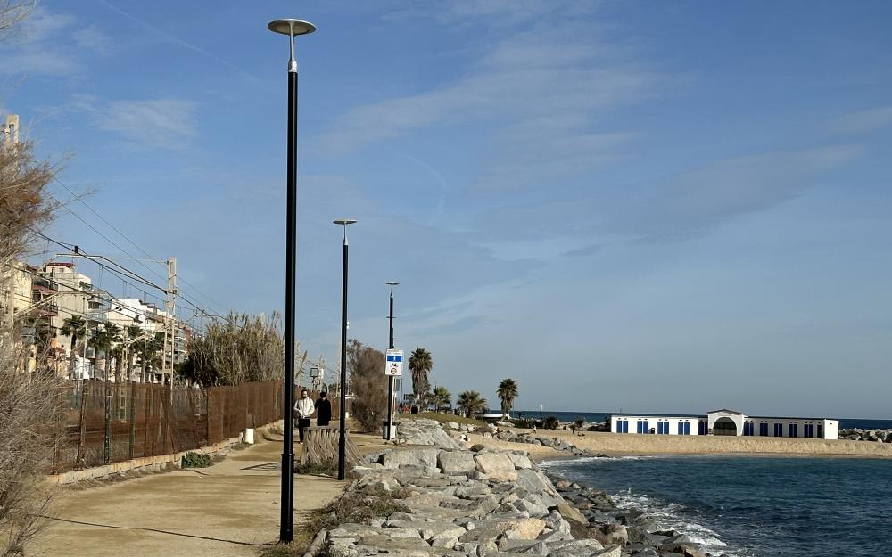Renovació dels fanals d'un tram del passeig Marítim