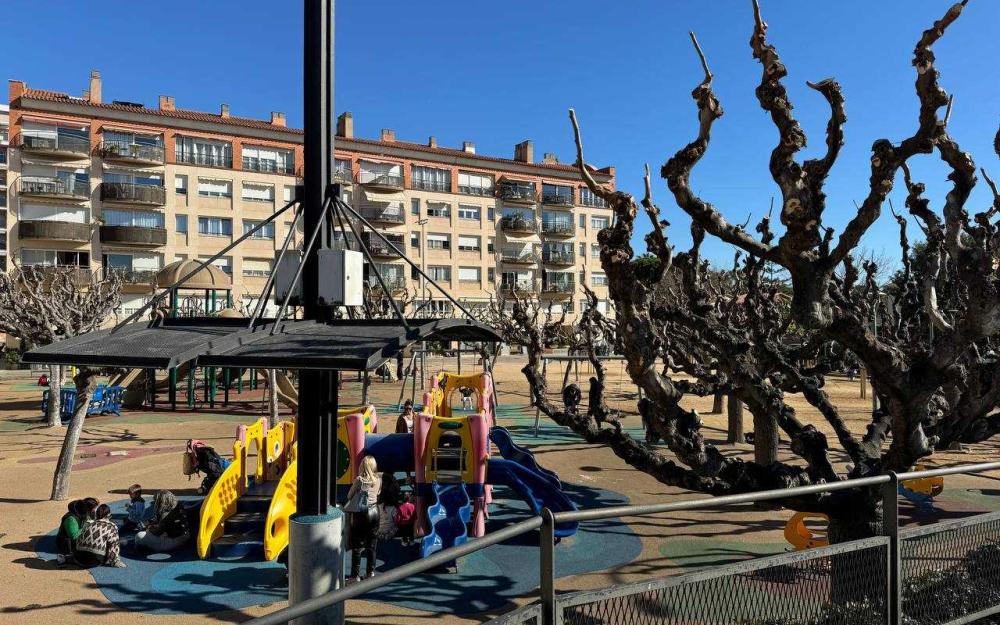 Zona de jocs amb el paviment que s'ha de substituir