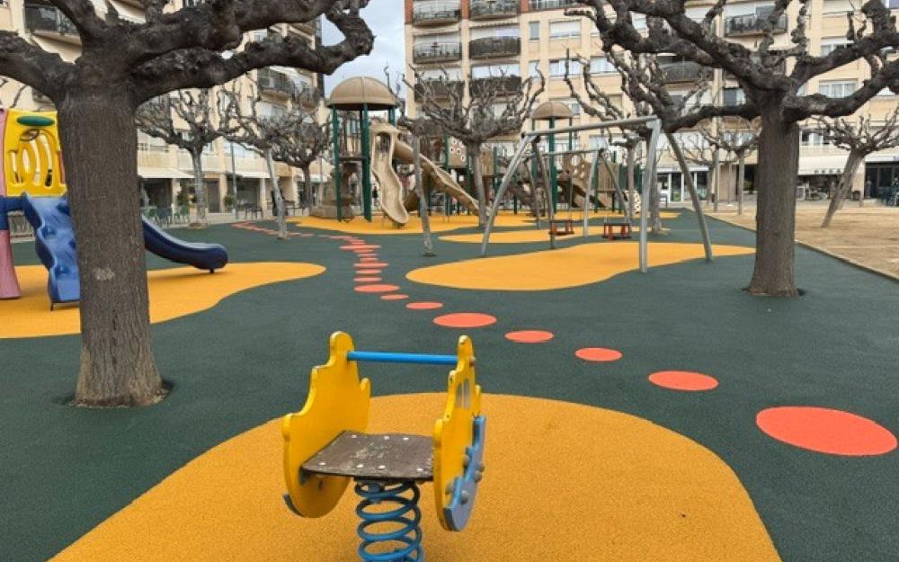El nou paviment de cautxú ofereix seguretat per als infants.