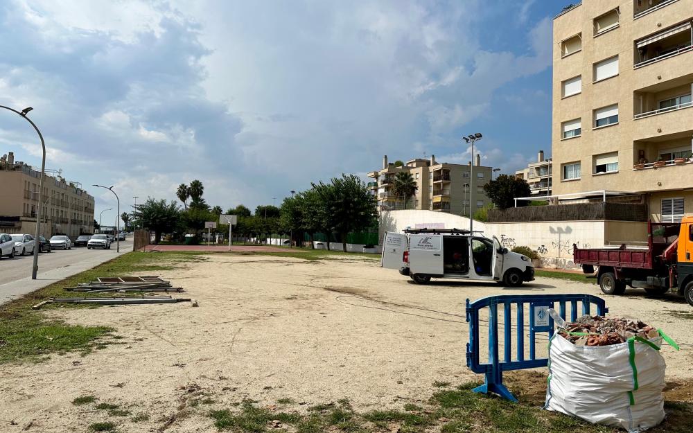 Inici de les obres de la pista de futbol del carrer Santa Marta