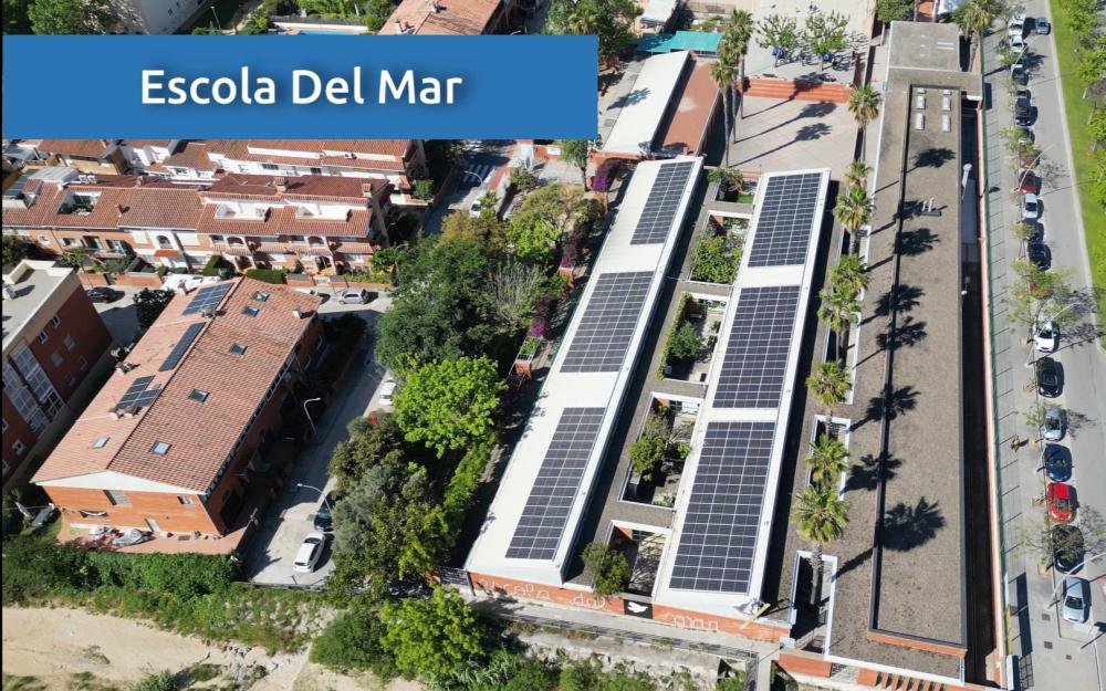 Plaques fotovoltaiques a la coberta de l'Escola del Mar