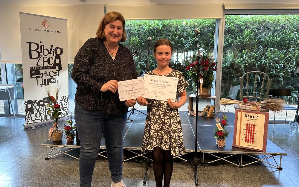 Montse Cepeda, guanyadora del premi de poesia B, amb la regidora de Cultura, Marta Rovira