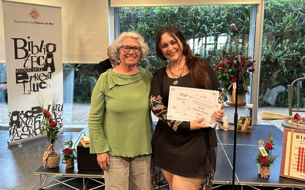 Estel Prim, guanyadora del premi de poesia E, amb la regidora d'Educació, Maria Vinuesa