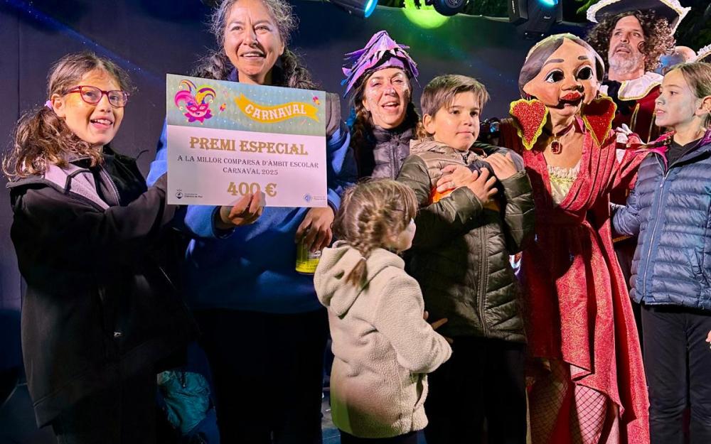Lliurament del premi especial a la millor comparsa escolar de la rua del Carnaval 2025