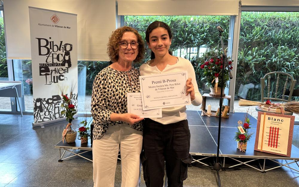Natalia Granell, guanyadora de prosa del grup B, amb l'alcaldessa, Elena López