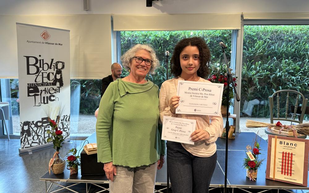 Thaïs Dakhil, guanyadora del premi de prosa C, amb la regidora d'Educació, Maria Vinuesa