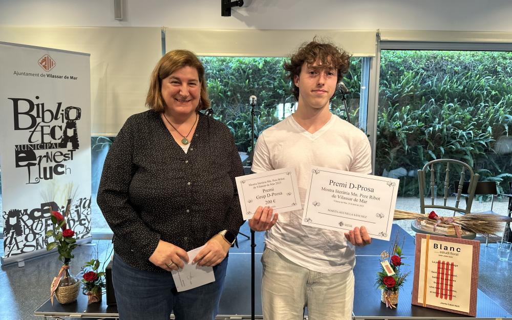 Martí Lagunilla, guanyador del premi de prosa D, amb la regidora de Cultura, Marta Rovira