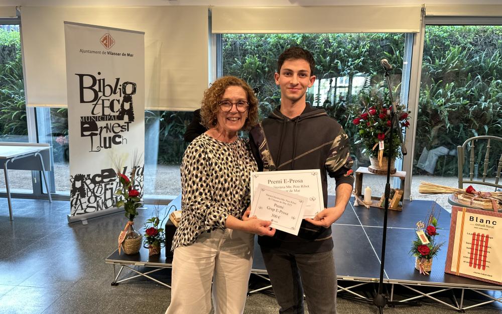 Guillem Carrillo, guanyador del premi de prosa E, amb l'alcaldessa, Elena López