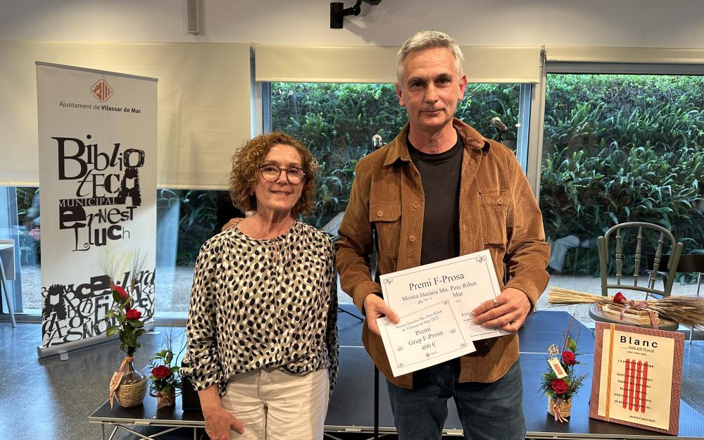 Francesc Serrano, guanyador del premi de prosa F, amb l'alcaldessa, Elena López