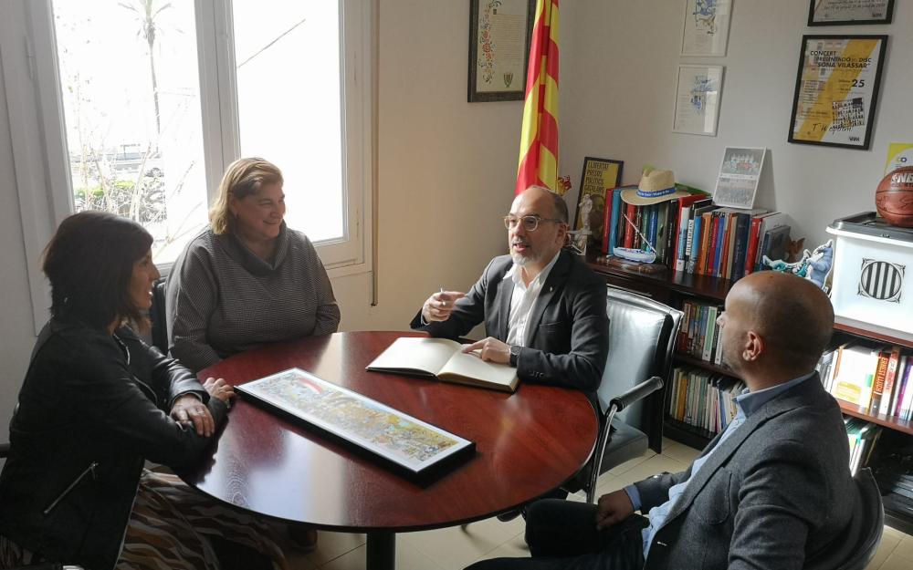 El conseller de Drets Socials, Carles Campuzano, signa el llibre d'honor de l'Ajuntament 