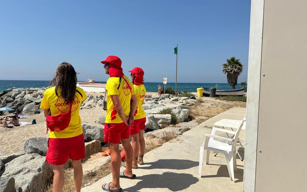 Socorristes al mòdul de l'espigó de Garbí