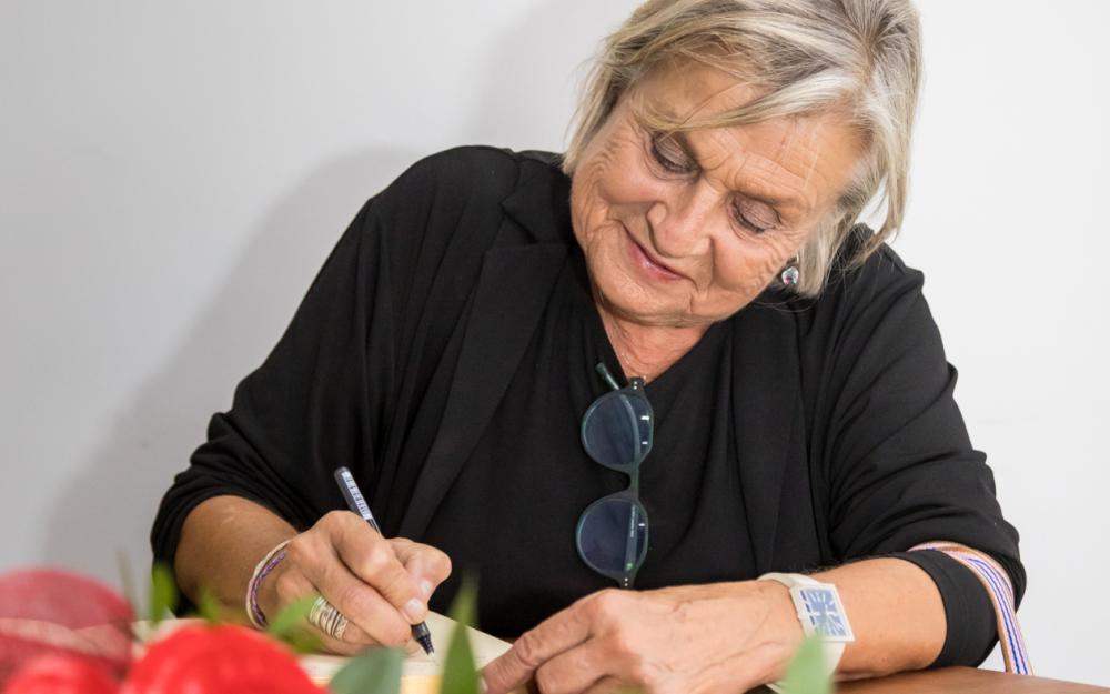 Cabré signa el llibre d'honor de l'Ajuntament