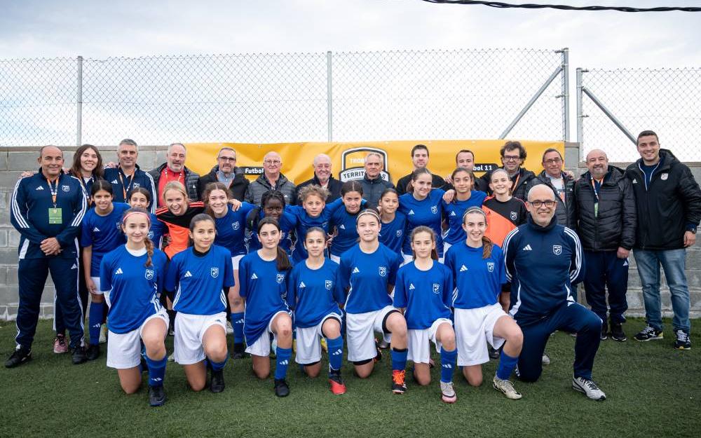 Fotografia de família amb un dels equips femenins